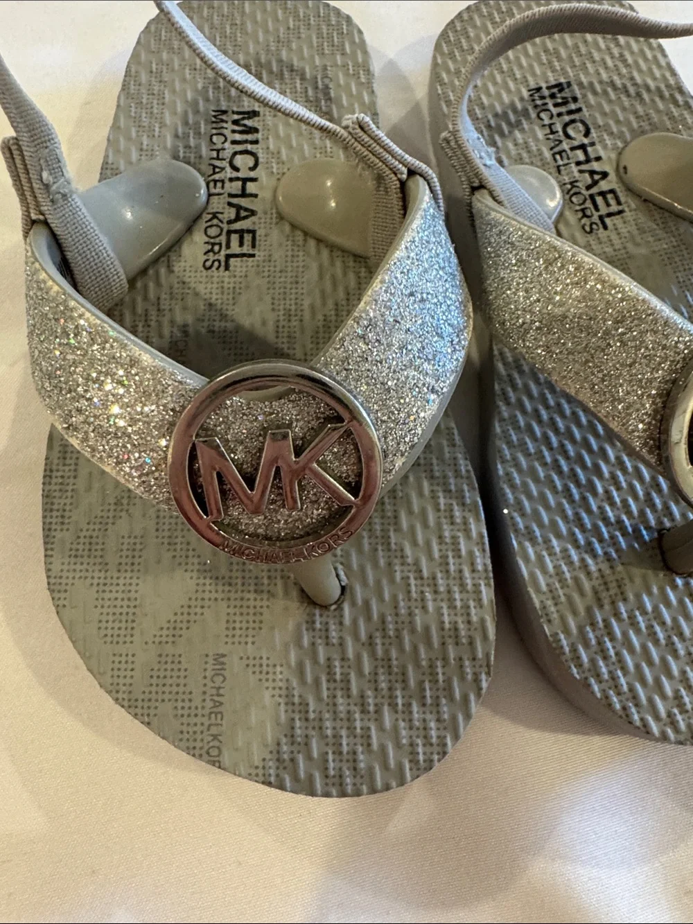 Michael Kors Kids Silver Glitter MK Logo Thong Sandals with Elastic Heel